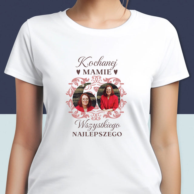 Słowo Ze Zdjęć: Kochanej Mamie z Okazji 60 Urodzin - Koszulka Damska z Nadrukiem