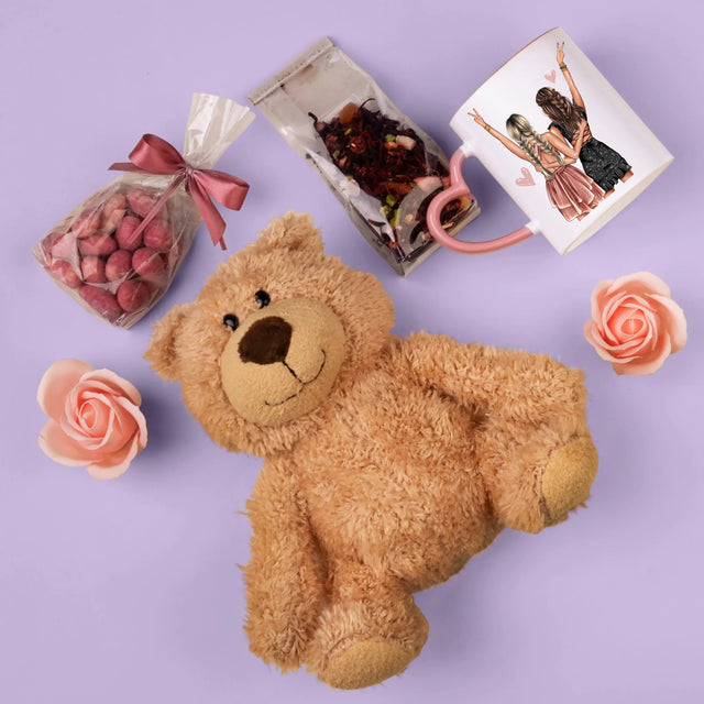 Kreator Postaci: Przyjaciółki Osiemnastka - Zestaw Prezentowy z Kubkiem, Misiem i Słodkościami