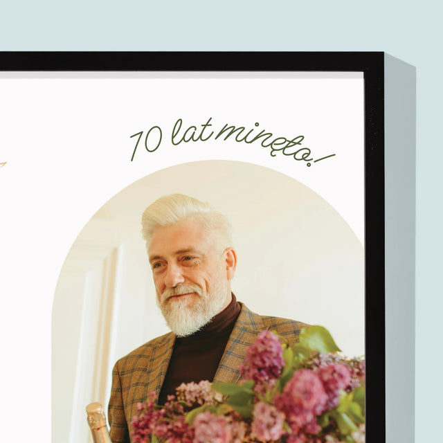 Zdjęcie I Podpis: 70 Lat Minęło - Wydruk Obramowany