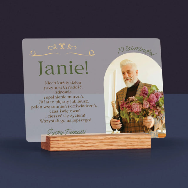 Zdjęcie I Podpis: 70 Lat Minęło - Wydruk Na Szkle Akrylowym