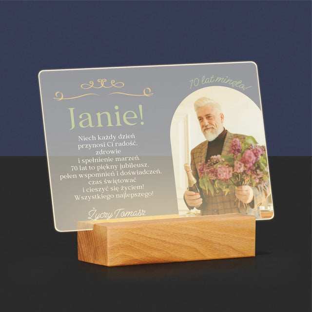 Zdjęcie I Podpis: 70 Lat Minęło - Wydruk Na Szkle Akrylowym