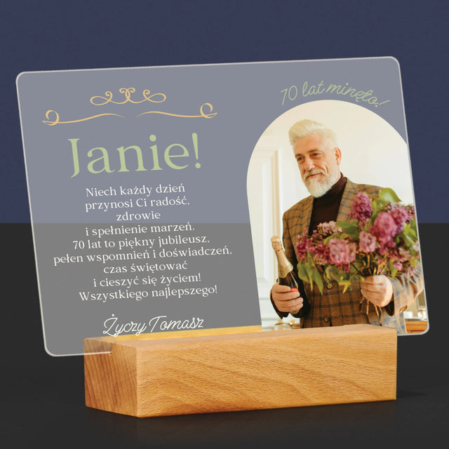 Zdjęcie I Podpis: 70 Lat Minęło - Wydruk Na Szkle Akrylowym