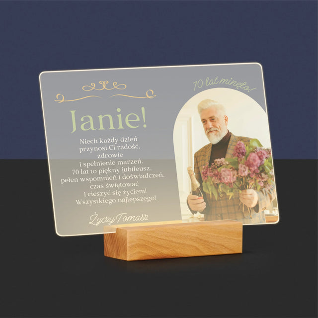 Zdjęcie I Podpis: 70 Lat Minęło - Wydruk Na Szkle Akrylowym