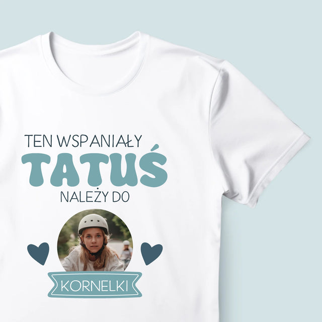 Zdjęcie I Podpis: Tatuś Należy Do - Koszulka Męska z Nadrukiem