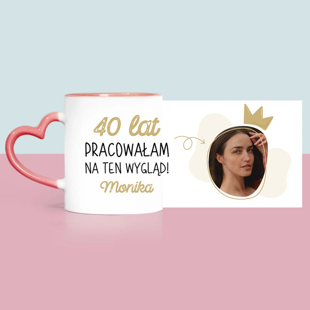 Zdjęcie I Podpis: 40 Lat Pracowałam Na Ten Wygląd - Kubek z Nadrukiem