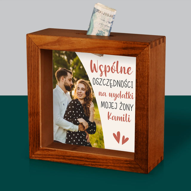 Zdjęcie I Podpis: Wspólne Oszczędności Mojej Żony - Drewniana Skarbonka