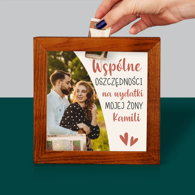 Zdjęcie I Podpis: Wspólne Oszczędności Mojej Żony - Drewniana Skarbonka