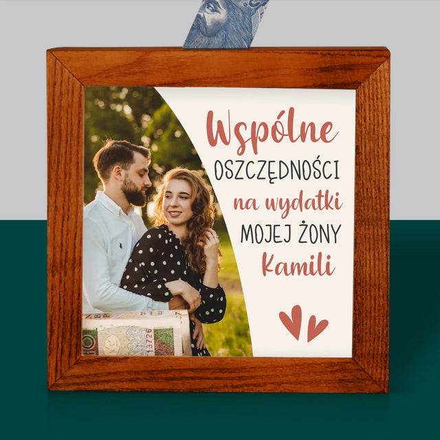 Zdjęcie I Podpis: Wspólne Oszczędności Mojej Żony - Drewniana Skarbonka