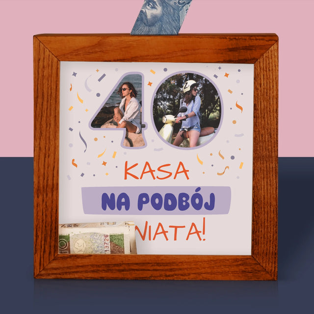 Zdjęcie I Podpis: 40 Urodziny Kasa Na Podbój Świata - Drewniana Skarbonka