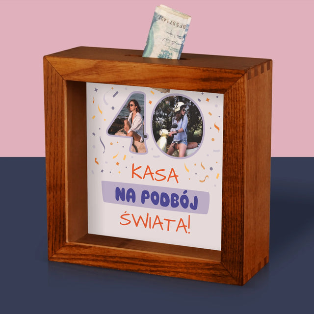 Zdjęcie I Podpis: 40 Urodziny Kasa Na Podbój Świata - Drewniana Skarbonka
