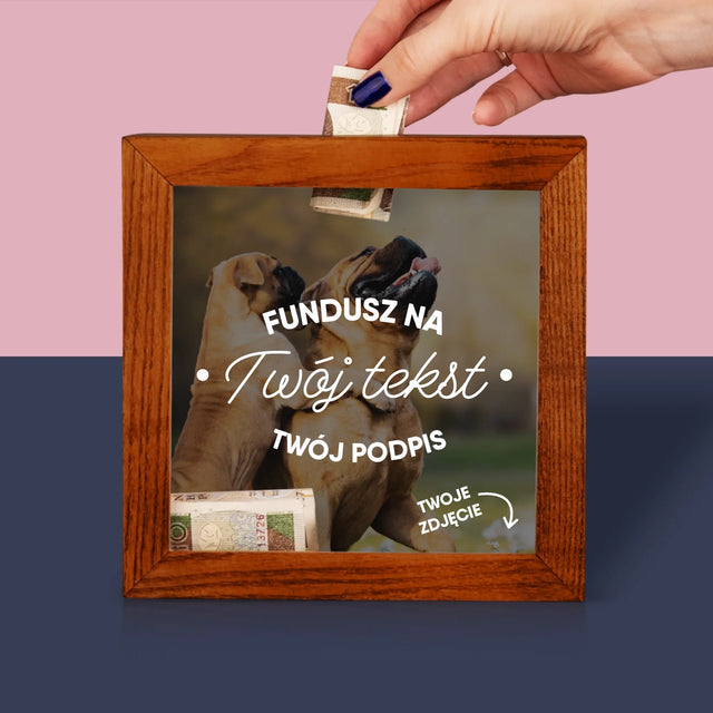 Zdjęcie I Podpis: Fundusz Na - Drewniana Skarbonka