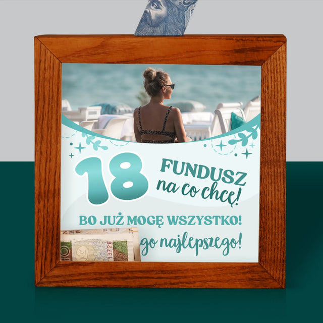 Zdjęcie I Podpis: 18 Mogę Wszystko - Drewniana Skarbonka