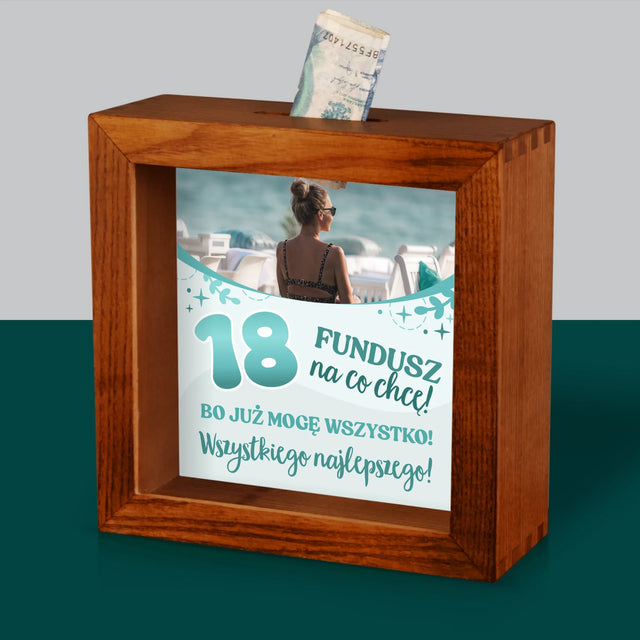 Zdjęcie I Podpis: 18 Mogę Wszystko - Drewniana Skarbonka