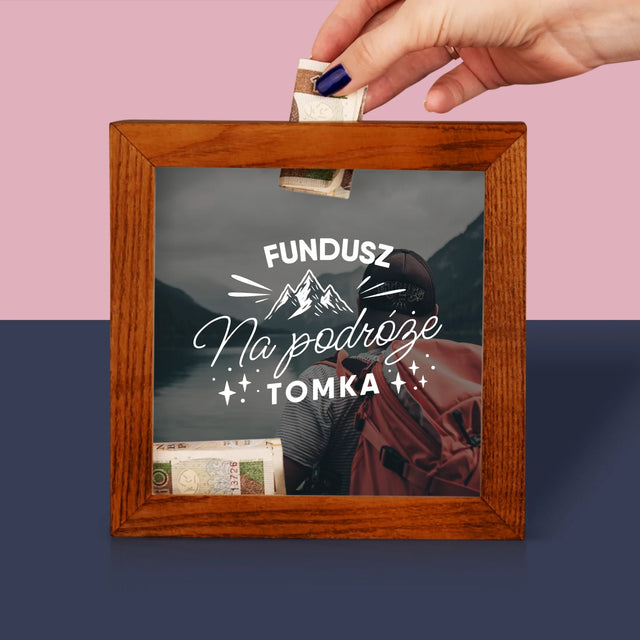 Zdjęcie I Podpis: Na Podróże - Drewniana Skarbonka