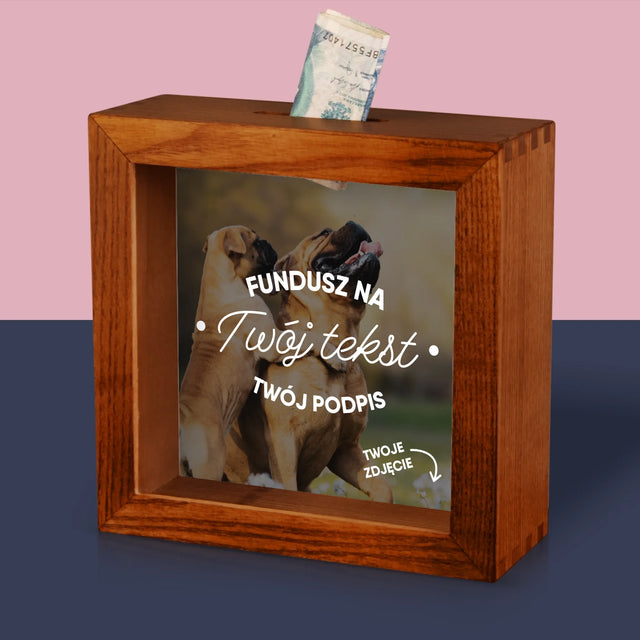 Zdjęcie I Podpis: Fundusz Na - Drewniana Skarbonka