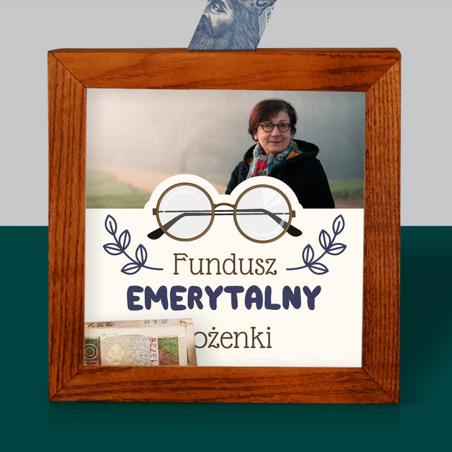 Zdjęcie I Podpis: Fundusz Emerytalny - Drewniana Skarbonka