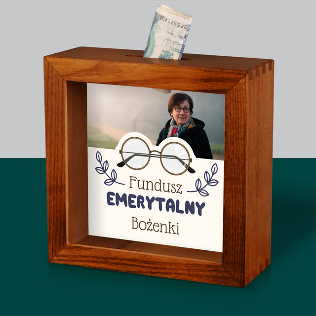 Zdjęcie I Podpis: Fundusz Emerytalny - Drewniana Skarbonka