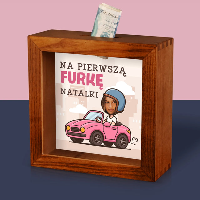 Zdjęcie I Podpis: Na Pierwszą Furkę - Drewniana Skarbonka