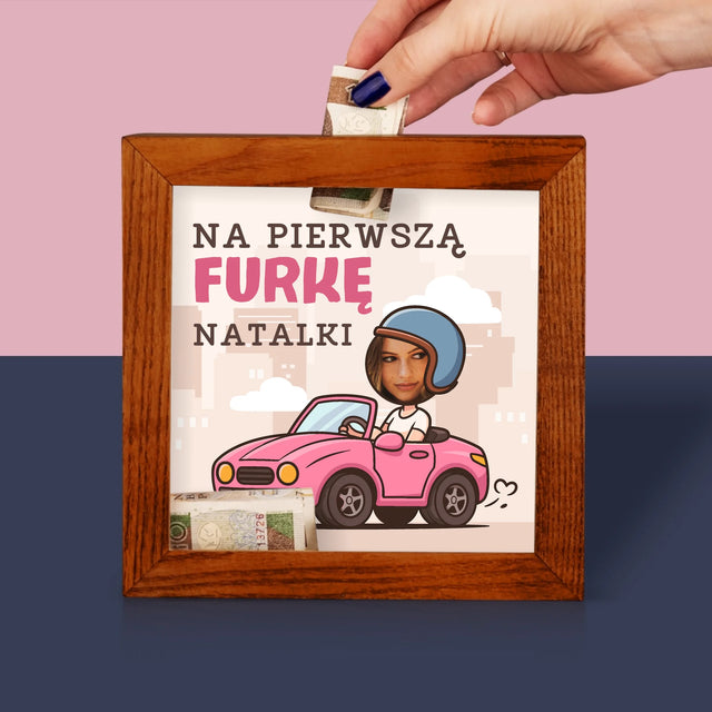 Zdjęcie I Podpis: Na Pierwszą Furkę - Drewniana Skarbonka