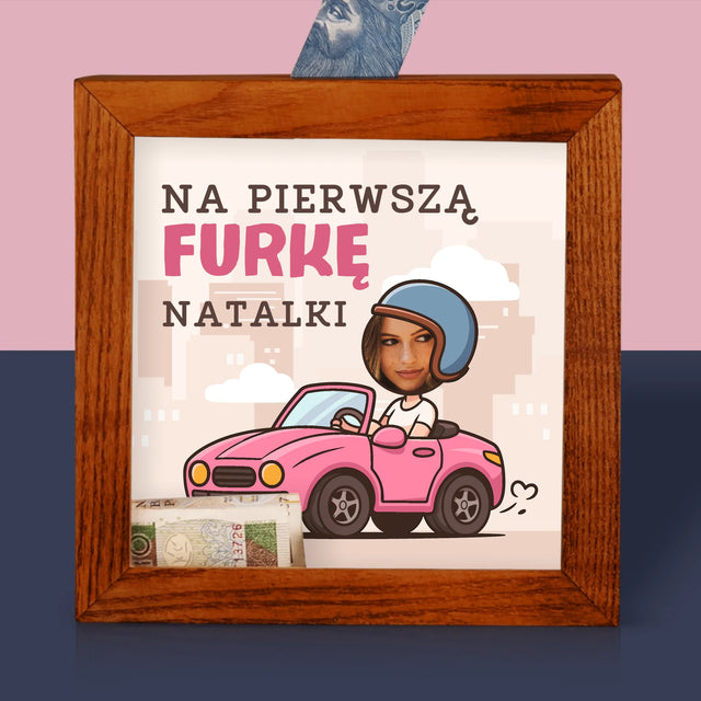 Zdjęcie I Podpis: Na Pierwszą Furkę - Drewniana Skarbonka