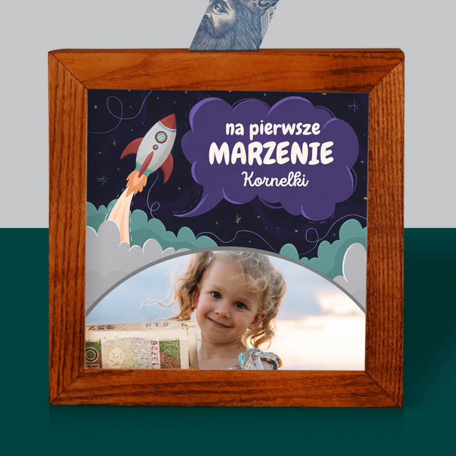 Zdjęcie I Podpis: Na Pierwsze Marzenie - Drewniana Skarbonka