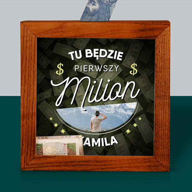 Zdjęcie I Podpis: Pierwszy Milion - Drewniana Skarbonka