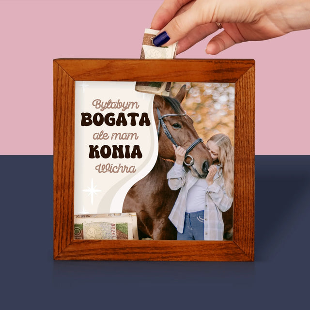 Zdjęcie I Podpis: Byłabym Bogata, Ale Mam Konia - Drewniana Skarbonka