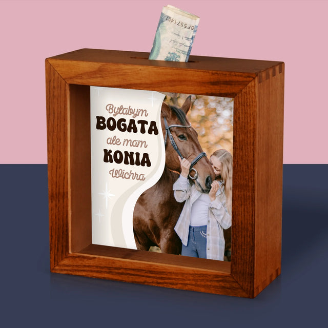 Zdjęcie I Podpis: Byłabym Bogata, Ale Mam Konia - Drewniana Skarbonka