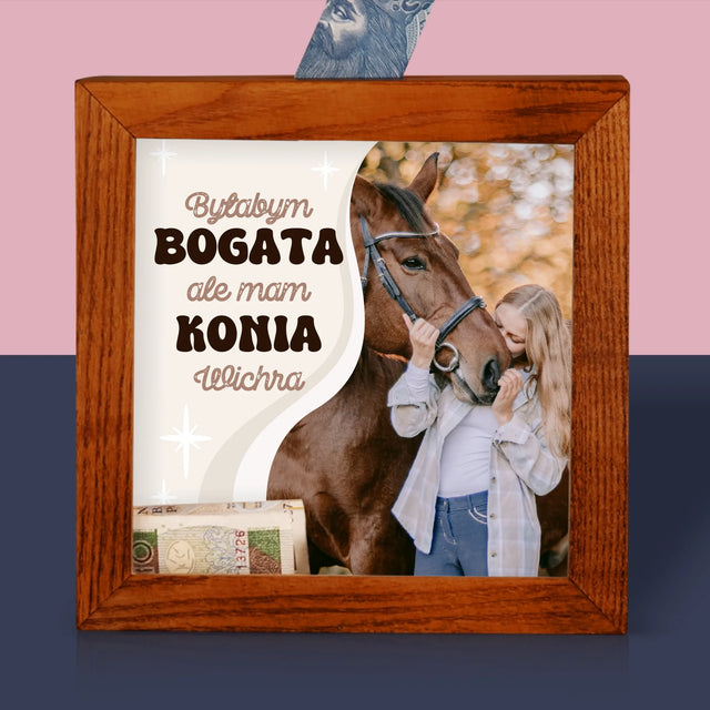 Zdjęcie I Podpis: Byłabym Bogata, Ale Mam Konia - Drewniana Skarbonka