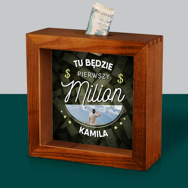 Zdjęcie I Podpis: Pierwszy Milion - Drewniana Skarbonka