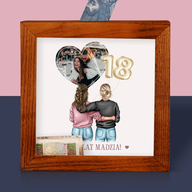 Kreator Postaci: 18 Urodziny Przyjaciółki - Drewniana Skarbonka