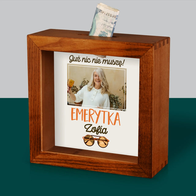 Zdjęcie I Podpis: Nic Nie Muszę! Emerytka - Drewniana Skarbonka