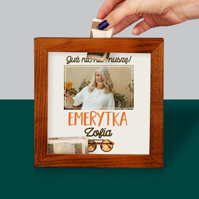 Zdjęcie I Podpis: Nic Nie Muszę! Emerytka - Drewniana Skarbonka