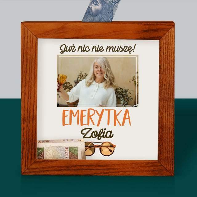 Zdjęcie I Podpis: Nic Nie Muszę! Emerytka - Drewniana Skarbonka