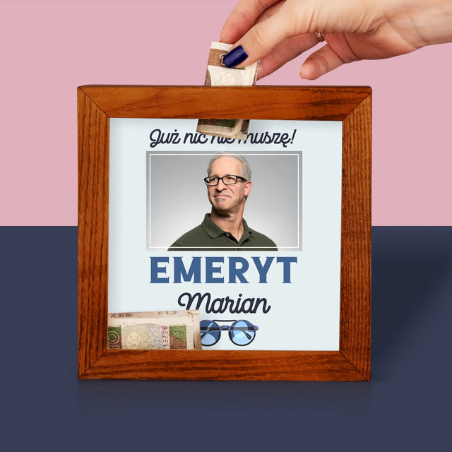 Zdjęcie I Podpis: Nic Nie Muszę! Emeryt - Drewniana Skarbonka