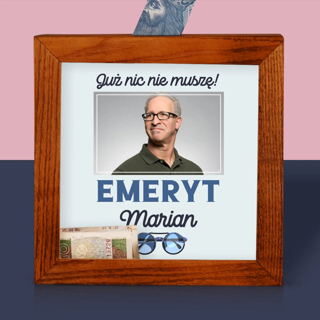 Zdjęcie I Podpis: Nic Nie Muszę! Emeryt - Drewniana Skarbonka