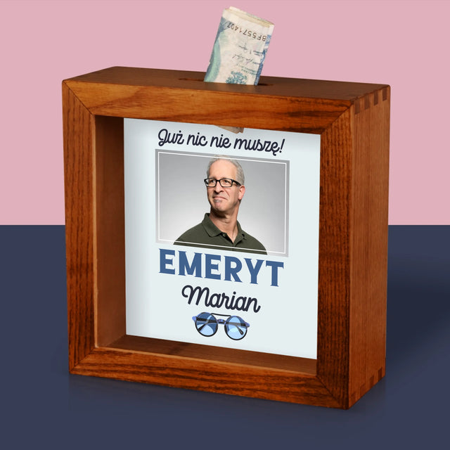 Zdjęcie I Podpis: Nic Nie Muszę! Emeryt - Drewniana Skarbonka