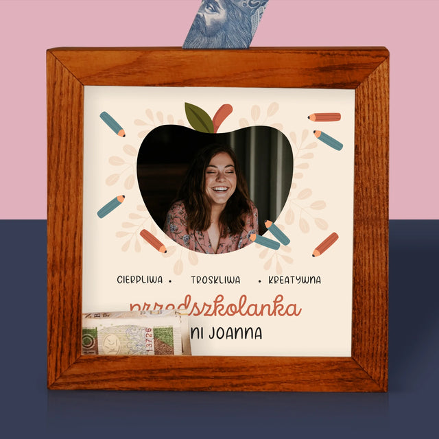 Zdjęcie I Podpis: Przedszkolanka - Drewniana Skarbonka