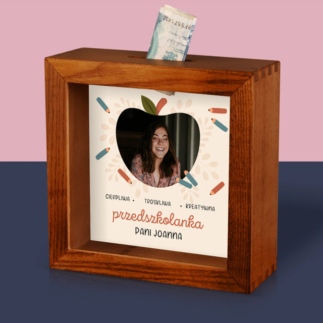 Zdjęcie I Podpis: Przedszkolanka - Drewniana Skarbonka