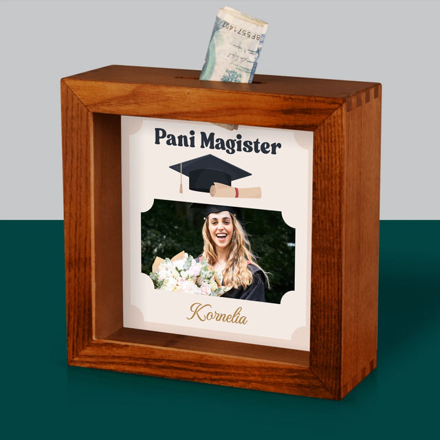 Zdjęcie I Podpis: Magister Gratulacje - Drewniana Skarbonka