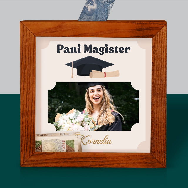 Zdjęcie I Podpis: Magister Gratulacje - Drewniana Skarbonka