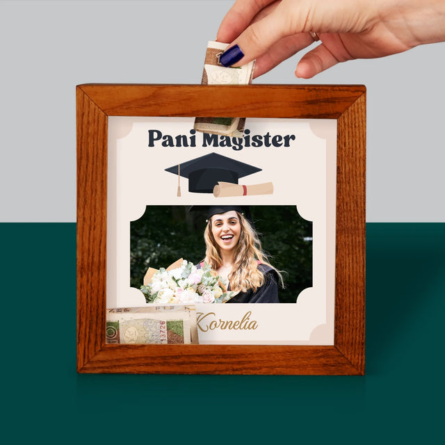 Zdjęcie I Podpis: Magister Gratulacje - Drewniana Skarbonka