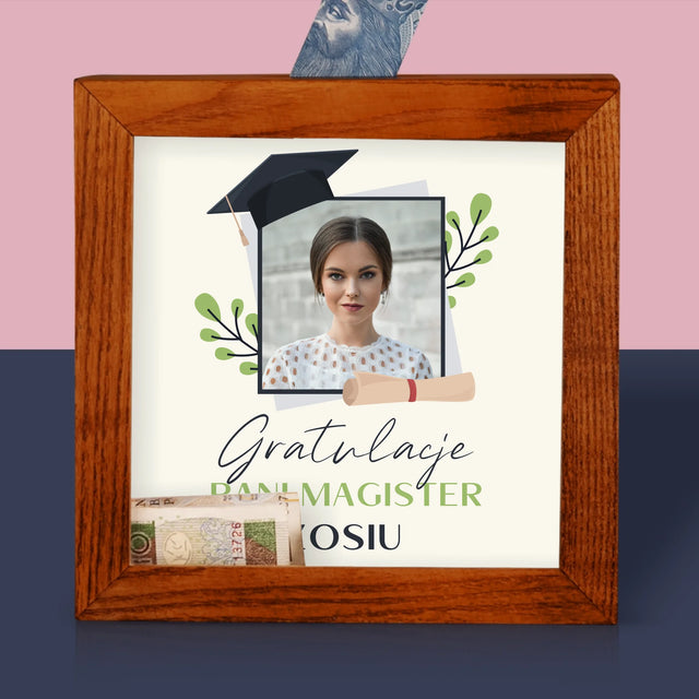 Zdjęcie I Podpis: Gratulacje Magister - Drewniana Skarbonka