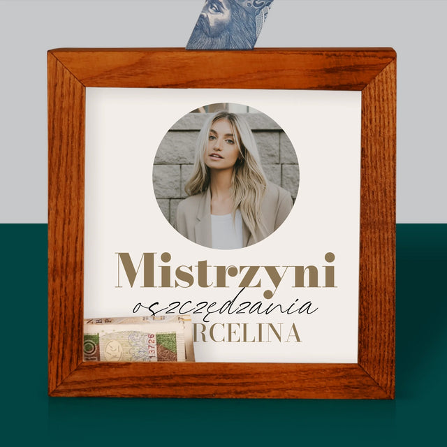 Zdjęcie I Podpis: Mistrzyni Planowania - Drewniana Skarbonka