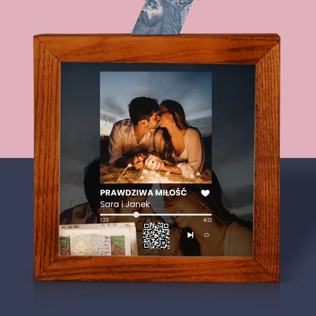 Zdjęcie I Podpis: Spotify Z Twoimi Zdjęciami I Kodem Qr - Drewniana Skarbonka