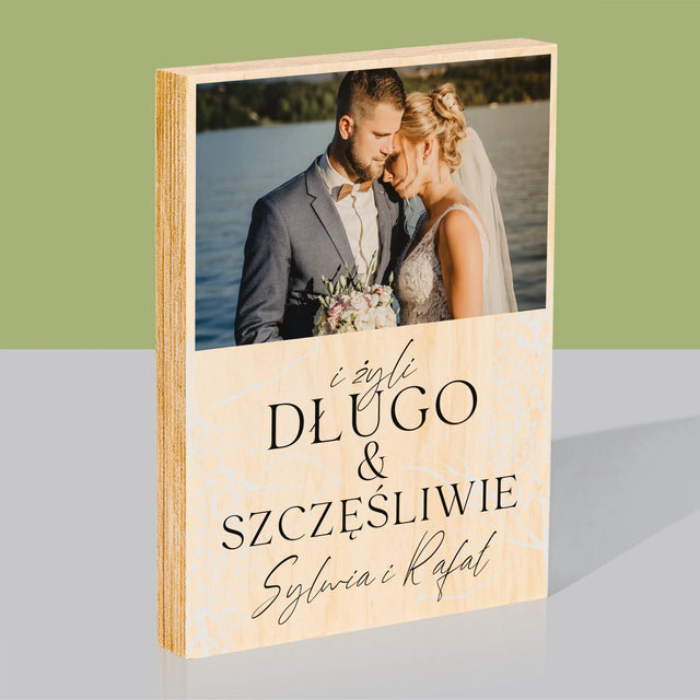 Zdjęcie i Podpis: Żyli Długo i Szczęśliwie - Wydruk Na Drewnie