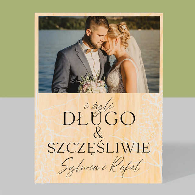 Zdjęcie i Podpis: Żyli Długo i Szczęśliwie - Wydruk Na Drewnie