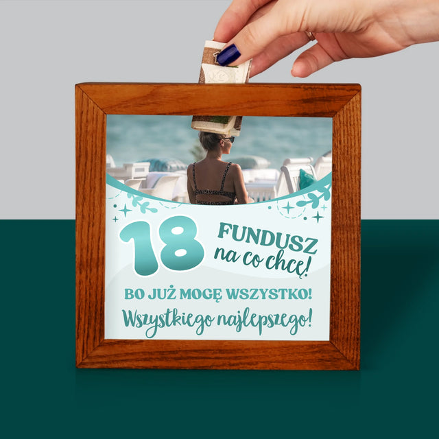 Zdjęcie I Podpis: 18 Mogę Wszystko - Drewniana Skarbonka