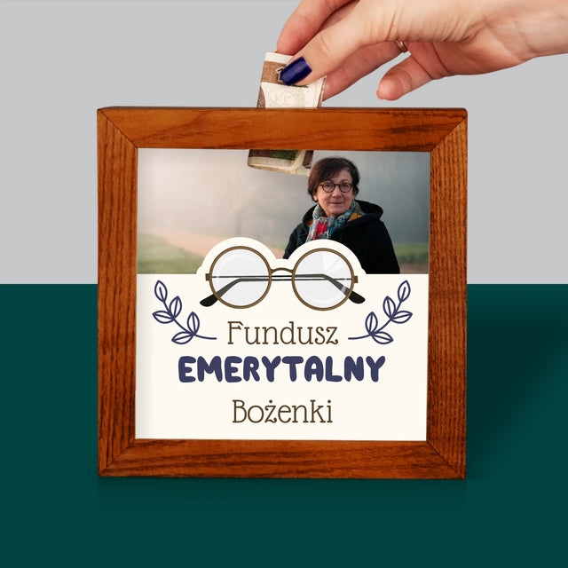 Zdjęcie I Podpis: Fundusz Emerytalny - Drewniana Skarbonka