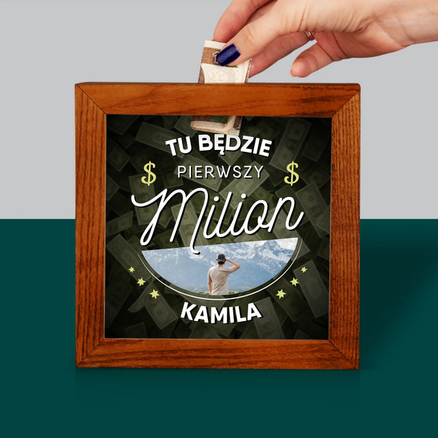 Zdjęcie I Podpis: Pierwszy Milion - Drewniana Skarbonka